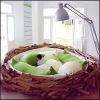 Voici un canap-lit, forcment, bien original. Il est rellement en vente. Mais pour sourire, il est interdit d'achat, sous peine de massacre...