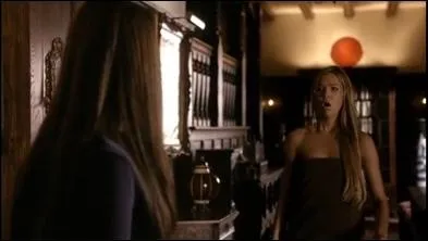 Comment Elena qualifie-t-elle Lexi ?