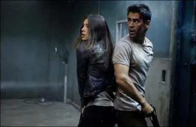 Ce film met en scne Colin Farrell dans le futur  la recherche de lui mme , quel est ce film ?