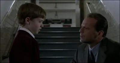 Ce film se droule dans une ambiance fantmique avec le gnial Bruce Willis . Quel est-il ?