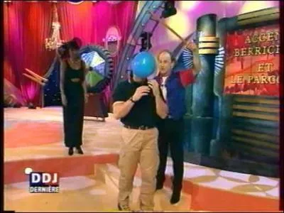 Qui fut l'invit le plus prsent dans l'mission  drle de jeu  et qui se cache derrire le ballon ?