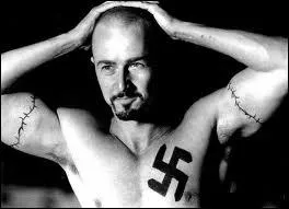 Dans quel film Edward Norton interprte-t-il un skinhead nonazi qui joue les gros bras ?