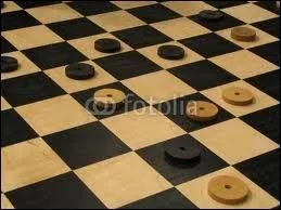 Combien le damier classique du jeu de Dames a-t-il de cases ?