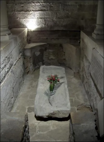 Dans la cathdrale de la ville on peut voir un sarcophage o reposent les restes du martyr du IIe sicle qui a donn son nom  l'difice. Il s'agit de :