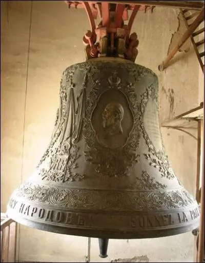 Arrtons-nous au port de Chtellerault, autrefois renomme pour sa batellerie, dans l'glise Saint-l'vangliste, on admire une superbe cloche(voir la photo), qui l'a offerte ?