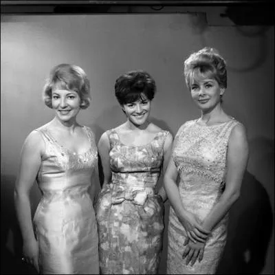 De gauche  droite, pouvez-vous citer les noms de ces speakerines de 1963 ?