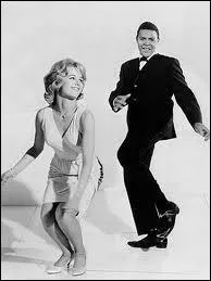 Qui chantait  De tous cts on entend plus que a, un air nouveau qui nous vient de l-bas  ?