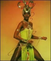 Voici dans l'un de ses costumes spcifiques la chanteuse qui a fait le succs du titre  Knock on wood  (Touche du bois). Qui est-elle ?