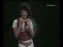 Don't blame it on the sunshine, don't blame it on the moonlight, don't blame it on the good times, blame it on the boogie... I just can't control my feet... Qui chante ce titre trs dansant ?