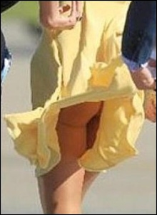 Voici la paire de fesses en visite : au Canada, cette célébrité a subi le contrecoup d'un vent coquin, qui a soulevé sa jupe. Et sont apparues les fesses de ?