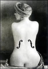 Voici la paire de fesses poétique : qui est l'auteur de cette belle photographie d'art, transformant un dos féminin, et l'arrondi des fesses, en un violon ?