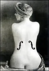 Voici la paire de fesses potique : qui est l'auteur de cette belle photographie d'art, transformant un dos fminin, et l'arrondi des fesses, en un violon ?