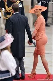 Voici une photographie d'une personnalit du Gotha mondial, prise au mariage d'une autre personnalit du Gotha. Le vtement montre la pleine forme du popotin en question qui est celui de ?