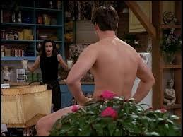 Ces fesses sont celles qu'on aurait voulu voir : dans la série Friends, Joey va dès son arrivée, tout déballer pour Monica. Mais Joey fera aussi une autre utilisation de ses fesses, laquelle ?
