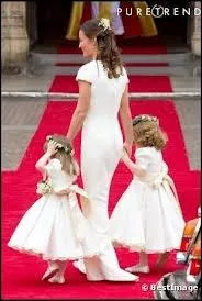 Retour  la banalit de la fesse : bien que n'ayant rien de particulier, ce sont ses fesses-l qui ont fait la gloire phmre d'une obscure inconnue, qui tait demoiselle d'honneur au mariage... ?