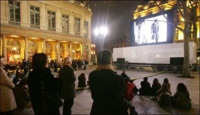 Quelle diffrence faites-vous avec  tous les spectateurs qui ont vu le film sont revenus enchants , et  tous les spectateurs, qui ont vu le film, sont revenus enchants  ?