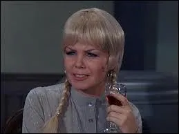 Enfin, terminons avec la touche fminine de ce quizz  Papa Schultz . Comment se prnomme cette charmante secrtaire du commandant du stalag 13 ?