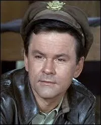 Qui est cet officier amricain responsable des prisonniers, menant en parallle une activit de saboteur et autres actes de lutte contre les Allemands ?