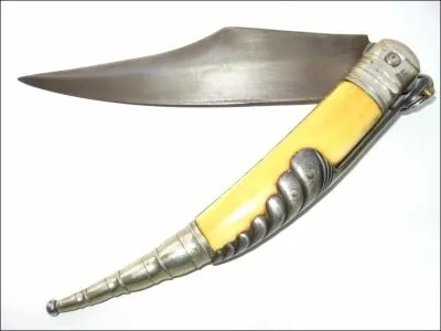 Ce couteau d'origine ibrique peut tre fabriqu en France. Quel est son nom ?