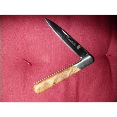 Quel est ce couteau corse portant le nom d'une de ses utilisations ?