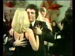 Qui Guy Bedos draguait-il dans un sketch ?