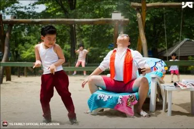 Comment s'appelle le jeune garon qui apparait au dbut du MV ?