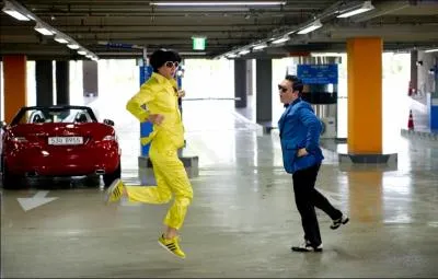 Qui est la personne habille en jaune dans le MV ?