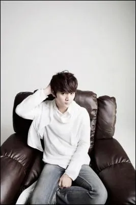 Qui est chanteur et est n le 5 mai 1993 ?