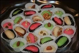 Comment appelle-t-on sont ces confiseries constitues de divers fruits fourrs  la pte d'amande et parfois caramliss ?