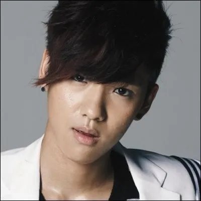 Qui est chanteur et est du groupe sanguin AB ?