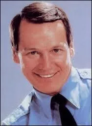 La police du comt de Hazzard compte galement dans ses rangs des shrifs adjoints aussi stupides et maladroits que leur suprieur. Celui-ci se prnomme :