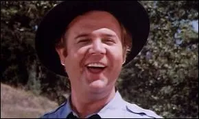 Cet autre policier est loin de relever le niveau... De plus c'est un pistonn puisqu'il est cousin avec le maire. Qui est-ce ?