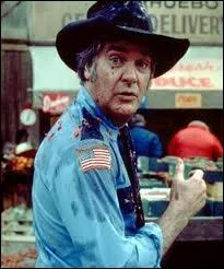 Passons maintenant au clbre shrif du comt de Hazzard, autant bte que malhonnte, bras droit et beau-frre du maire. Il rve de mettre les Duke en prison; il s'agit bien sr de :