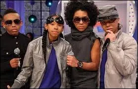 Comment s'appelle le manager du groupe ?