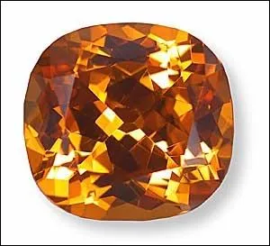 Cette varit de grenat est souvent associe  la pyrope et  l'almandin.