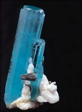 Cette gemme tient son nom de sa couleur bleu mer. 