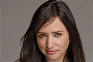 C'est la femme de Charlie. Elle travaille  son compte et propose des sances d'pilation. Qui est-ce ?