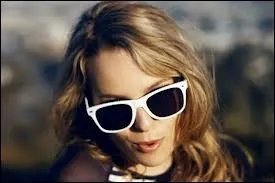 A quel ge rencontre-t-elle un agent ?