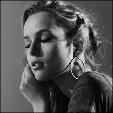 Elle est en couple avec... (2012)