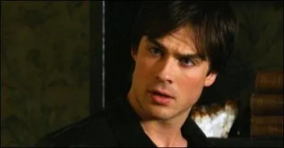 Avec qui Damon est-il en couple dans la saison 1 ?