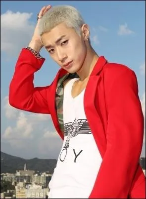 Qui est aussi rappeur et est n le 8 octobre 1990 ?