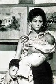 Cette actrice féline a tourné dans ''Les lions sont lâchés'', ''La Panthère rose'' et ''Le Guépard'' . Les Français l'ont découverte dans ''Rocco et ses Frères'' .