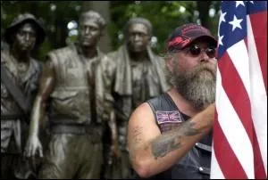 La carrière de cet acteur est marquée par le rôle d'un boxeur et celui d'un vétéran du Vietnam.