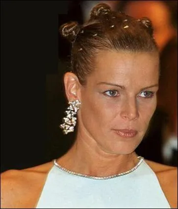 Ancien poissonnier reconverti en garde du corps et ayant pris au pied de la lettre l'expression ''protection rapprochée'' concernant Stéphanie de Monaco.