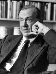 Écrivain britannique qui travailla pour les services secrets (MI 6). Il a écrit : ''Notre agent à La Havane'', ''Le Troisième Homme'' , ''Un Américain bien tranquille'' .