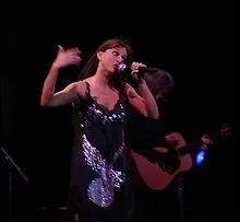 Chanteuse québécoise interprétant des ''chansons à histoires'' sans chercher à masquer un accent très marqué... câliss de tabarnak !