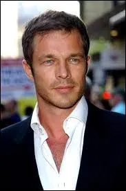 La star est sortie quelques mois avec Paul Sculfor, en 2007, on les a vus dner ensemble et les paparazzi ont vu Paul sortir de la maison de Jen  l'aube. Quelle est sa profession ?