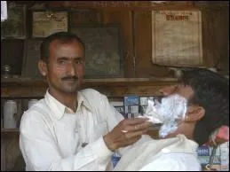 Animateur, journaliste et crivain,  ne pas confondre avec une profession capillaire ...