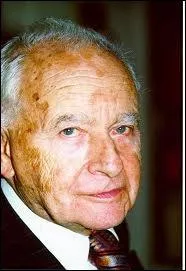 Pote et romancier, Louis Aragon tait aussi journaliste. Savez-vous pour quel journal il travailla  la rubrique des faits divers en 1933 ?