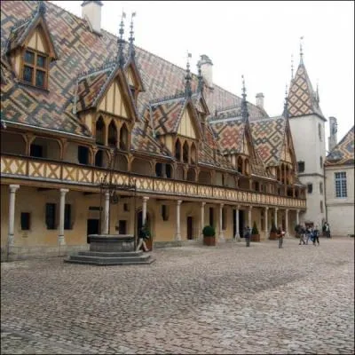 Qui tait aux cts de Guy Roux, la marraine de la 152 me vente aux enchres des Hospices de Beaune ce week-end ?